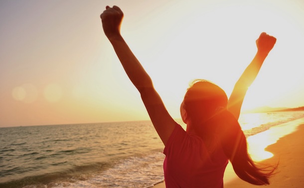 空を見上げる子どもたち ― 希望の方向へ